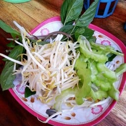 ก๋วยเตี๋ยวน่องไก่ตุ๋นมะระ