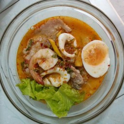 ก๋วยเตี๋ยวต้มยำทะเลกระดูกอ่อน