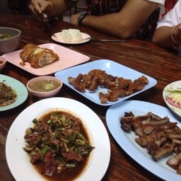 บรรดาอาหารที่สั่งมา เต็มโต๊ะ
