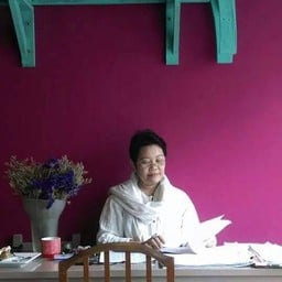 นางนั่งตรวจการบ้านเด็ก มีตรายางลายการ์ตูนด้วย