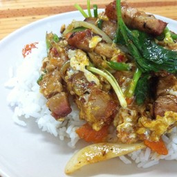 ข้าวหมูกรอบผัดผงกระหรี่