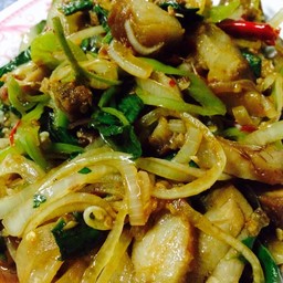 กระเพราหมูกรอบ