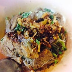 ก๋วยเตี๋ยวน้ำตก หน้าวัดศรีสุดาราม