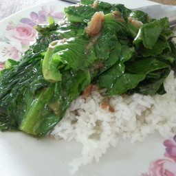 แขนงคะน้าผัดปลาเค็มราดข้าว