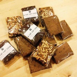 Brownie bar มี 3 แบบ คือ มิดไนท์ อัลมอนด์ และร้อกกี้ โร้ด ราคา 40-55 บาท
