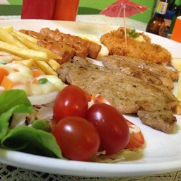 สเต็กเซตยักษ์ ได้ทั้งหมู ไก่ ปลาทอด ไส้กรอก ไข่ดาว ขนมปังปิ้ง เฟรนฟราย สลัด