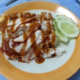 ข้าวหมูแดง จะดูไม่อร่อยเพราะราดน้ำหมูแดงแบบตั้งใจว่าจะให้สวย แต่มันดูไม่สวยอ่ะ