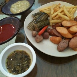 ไส้กรอกรวมเสริฟพร้อมผักดอง อร่อยมากๆจานนี้