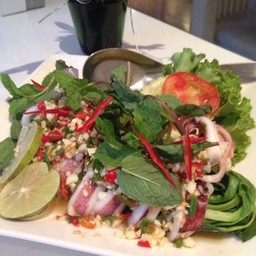 ยำปลาหมึก