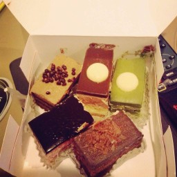 มินิเค้ก  5 ชิ้นแรกที่ได้ลองชิม