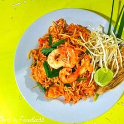 ผัดไทยกุ้งสดตัวโตๆ