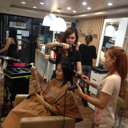 พนักงานสองแรงแข็งขันค่ะ