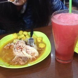 ส่นจานนี้เป็นขนมจีนนำ้ยาป่าแต่ขโมยลูกชิ้นจากน้ำแกงเขียวหวานไก่ลูกชิ้น