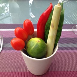 แจกันจัดแต่งด้วยพืชผักสวนครัว