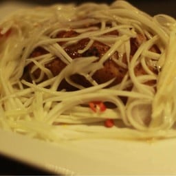 ปลากะพงราดยำมะม่วง