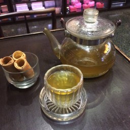 น้ำชาหอมๆและขนมทองม้วน ตบท้ายหลัง Treatment