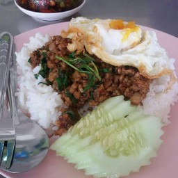 ผัดกระเพราไข่ดาว 