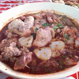 เส้นหมี่หมูต้มยำ