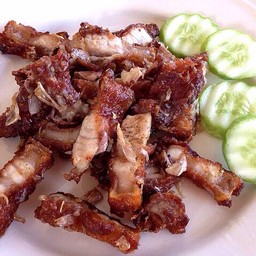 หมูกรอบผัดกระเทียมพริกไทย