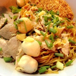 ก๋วยเตี๋ยวหมูน้ำแดง ปากซอยหัวหิน 66