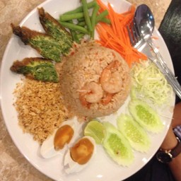 ข้าวผัดน้ำพริกลงเรือ