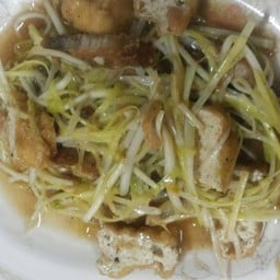 กุ่ยช่ายขาวผัดเต้าหู้ ดันใส่หมูกรอบมาด้วย ไม่กินหมู