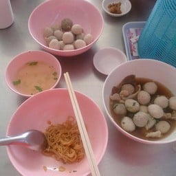 กันเอง ก๋วยเตี๋ยวลูกชิ้นหมู