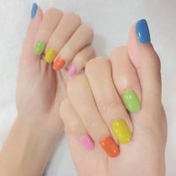 rainbow nails :3