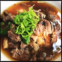 ร้านก๋วยเตี๋ยวเนื้อวัวรสชั้นเยี่ยม ถนนสุโขทัย