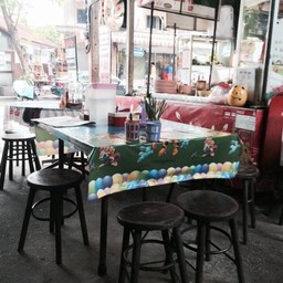 บรรยากาศร้าน เป็นร้านข้างทางนะ