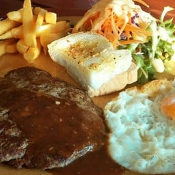 สเต็กเนื้อบดราดซอสเกรวี่+ไข่ดาว 
