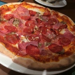 พิซซ่าหน้า Delizia เครื่องเยอะ ทานไม่หมดค่ะ เอากลับบ้านมาทานต่อ อิอิ