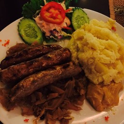 ไส้กรอก สามชิ้น สีไม่ค่อยน่ากินเท่าไหร่ 