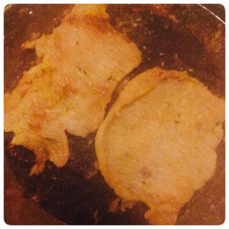 หมูหมักน้ำผึ้งสองชิ้นเต็มกระทะแล้ว หวานนุ่มจริงๆ