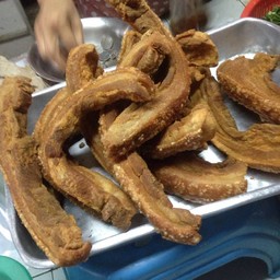 เราไปประมาณ8-9โมงเช้าหมูกรอบหายไปเกือบครึ่งแล้วค่ะ