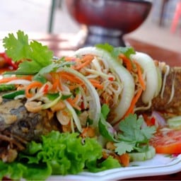 ปลาช่อนลอดบ่วง ปลาช่อนทอดทั้งตัวราดน้ำยำลอดมาในบ่วงหัวหอม