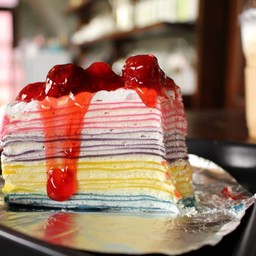 Rainbow Crepe Cake (50 บาท) ราดซอสสตรเบอรี่แบบจัดเต็ม