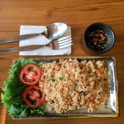 ข้าวผัดปลาแซลม่อน
