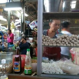 ก๋วยเตี๋ยว ลูกชิ้นหมู เจ๊เขียว