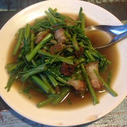 ผัดคะน้าหมูกรอบ