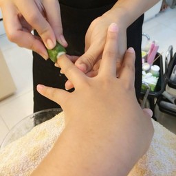 มะกรูดถูเล็บให้ด้วยค่ะ กันเล็บเหลือง