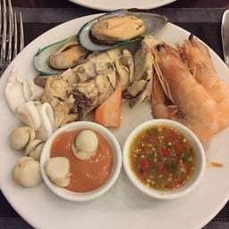 อาหารทะเล พร้อมน้ำจิ้มซีฟู้ดรสแซ่บ และค็อกเทลซอส