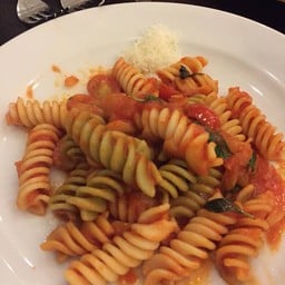 สปาเก็ตตี้(จำชื่อเส้นไม่ได้) เลือกซอสมะเขือเทศ