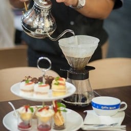 Coffee Drip Set 
ชุดกาแฟยามบ่าย เสริฟพร้อมด้วยของหวานเป็นคู่ๆ เหมาะสำหรับคู่รัก