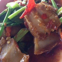 คะน้าหมูกรอบ