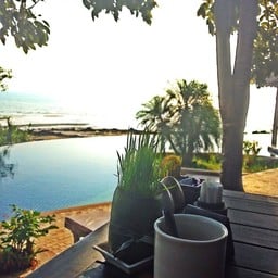 บรรยากาสหน้าหาดของร้านอาหารในโรงแรม