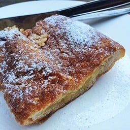 เดนิชอัลมอนต์ค่ะ เวลาเสริฟจะอบมาร้อนๆเลย