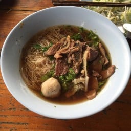 ร้านก๋วยเตี๋ยวรสเด็ด สี่แยกสนามบิน