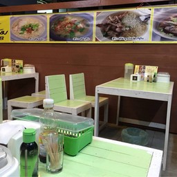 ร้านเล็กๆ มีประมาน8-10โต๊ะ