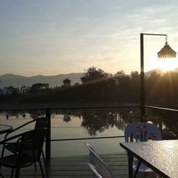 บรรยากาศยามเช้า บริเวณระเบียงร้านอาหาร